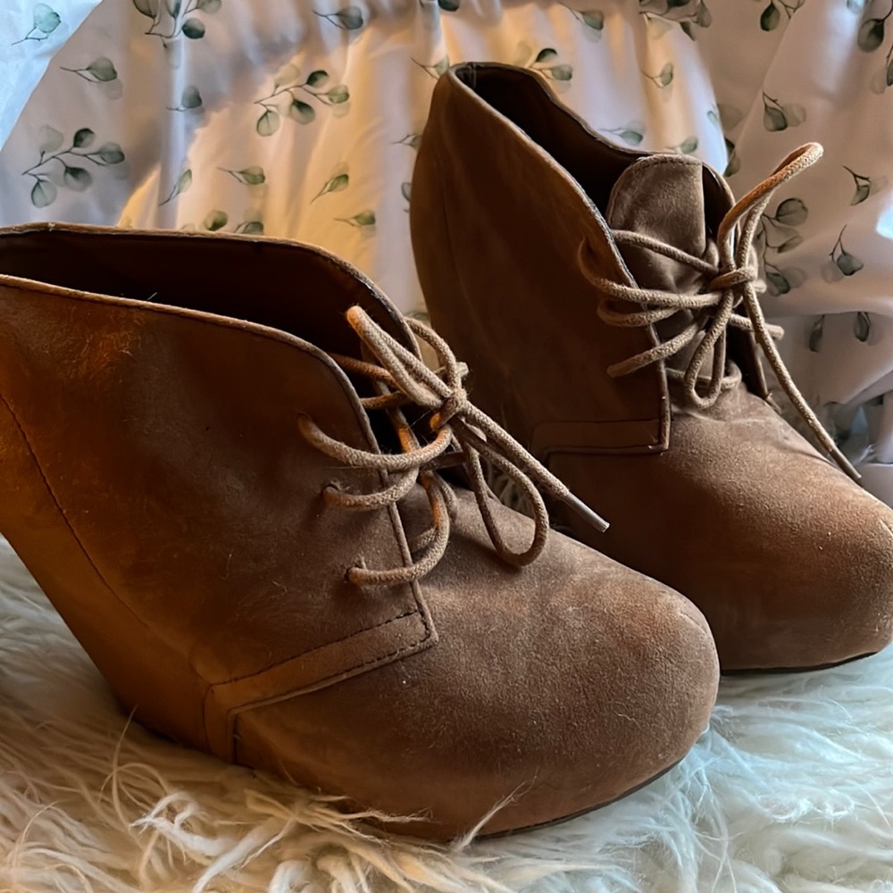Shi Wedged Booties (tan)